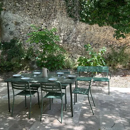 Maison Cachee Dans La Verdure