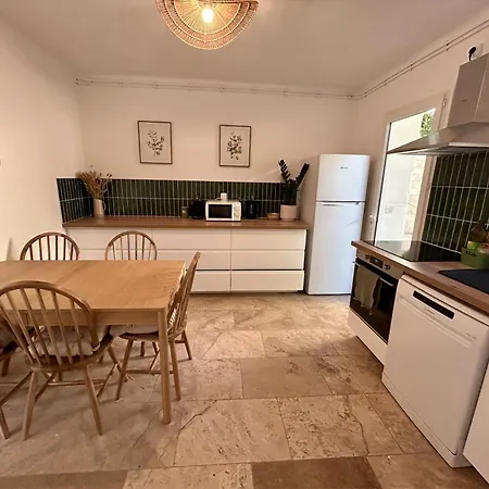 Maison Cachee Dans La Verdure *