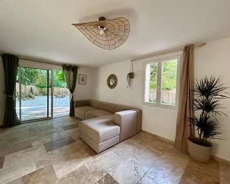 Maison Cachee Dans La Verdure