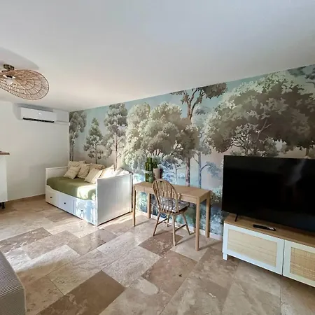 Maison Cachee Dans La Verdure